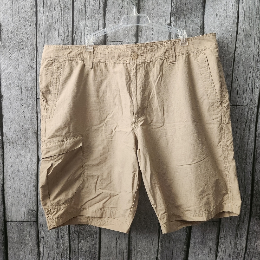 Columbia Men's Khaki Shorts - Size‎ 40